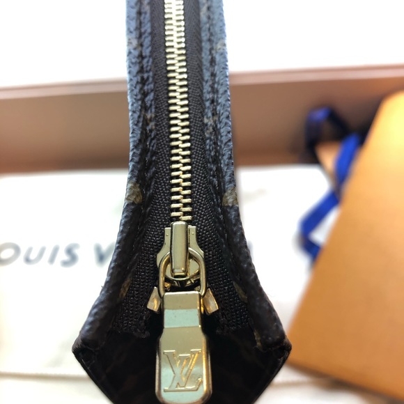 🚫SOLD🚫Toiletry Pouch 26 - Picture 7 of 10